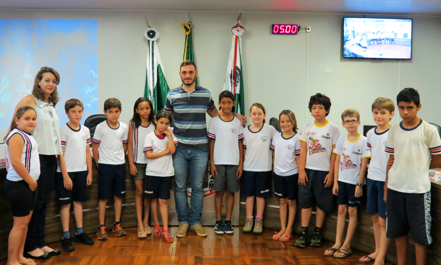 Alunos da Escola Bento Munhoz da Rocha solicitam cobertura da quadra de esportes