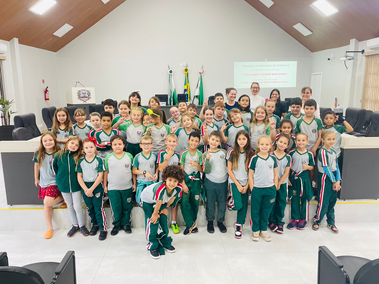 Alunos da Escola Municipal Criança Feliz visitam o Poder Legislativo