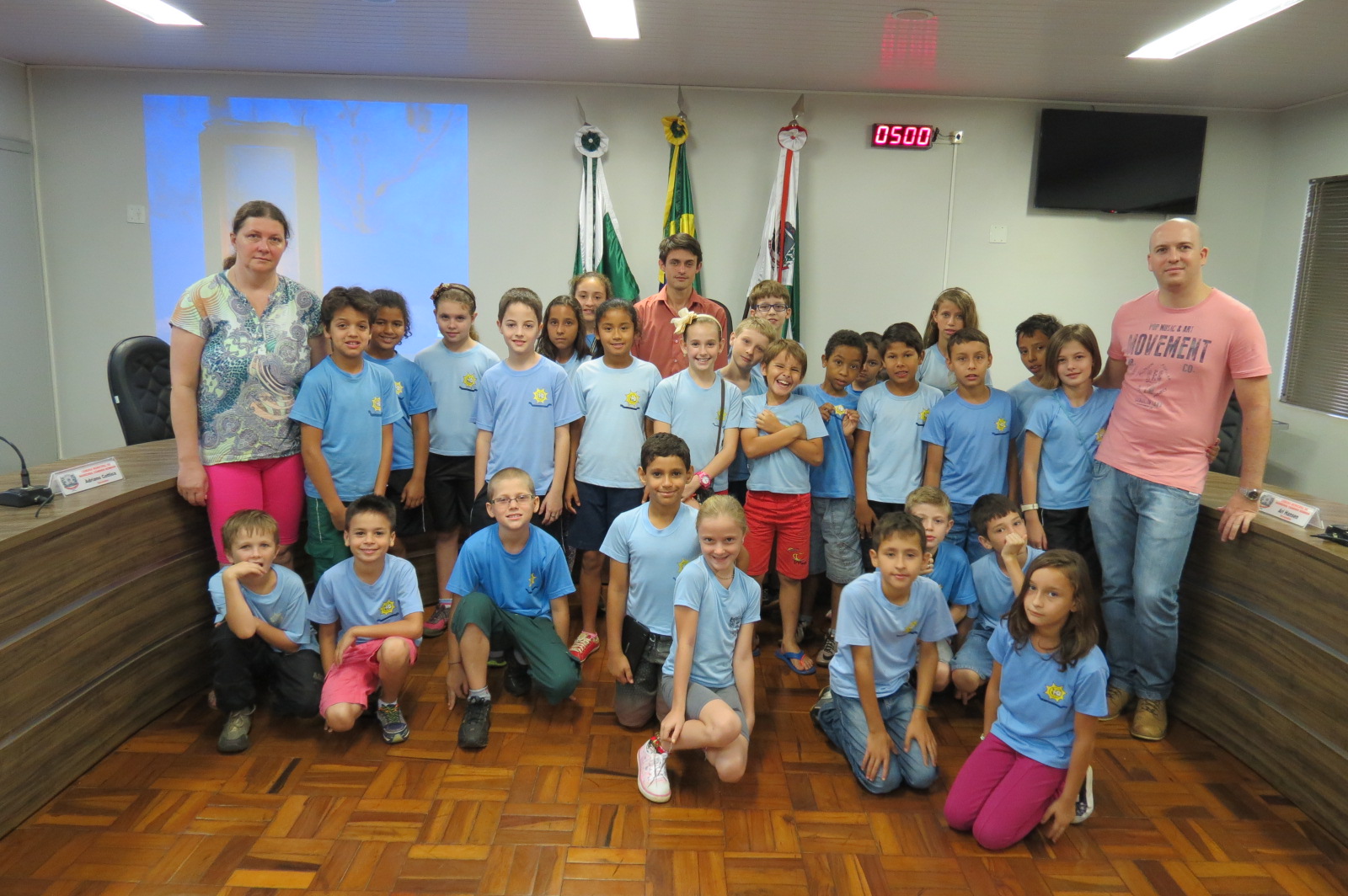 Alunos da Escola Osvino Weirich visitam a Câmara e cobram reforma da quadra esportiva