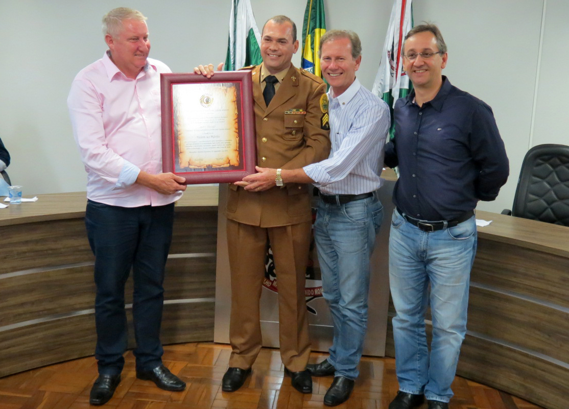 Bombeiro Jairo Kaiser recebe Medalha de Honra ao Mérito do Legislativo