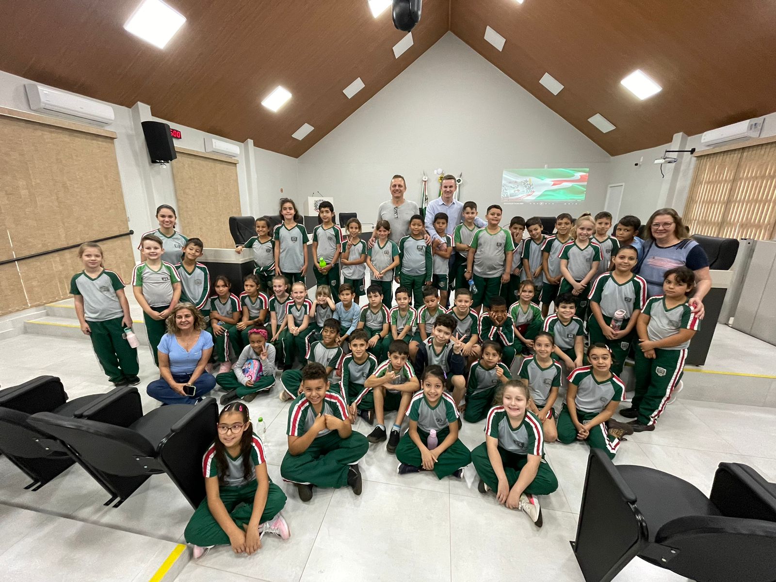  Câmara de Vereadores recebe visita de estudantes da Escola Osvino Weirich