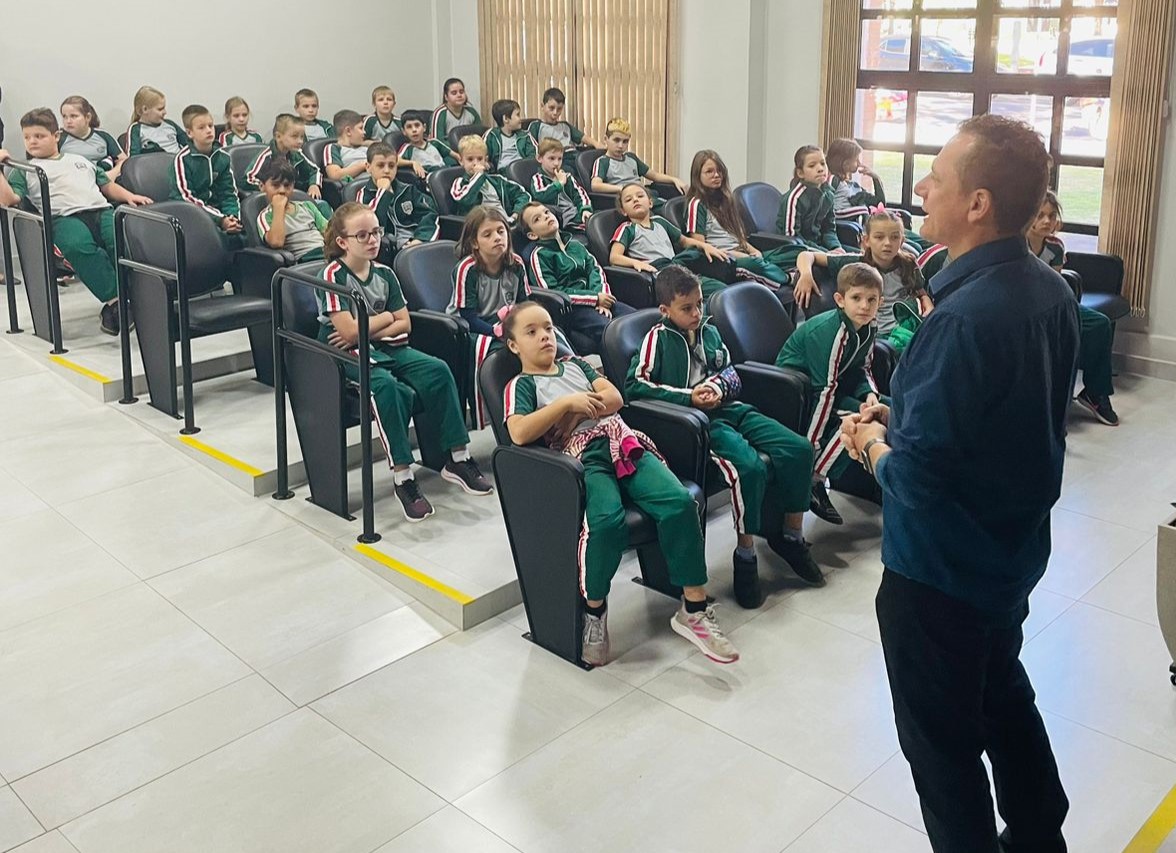 Estudantes da Escola 25 de Março visitam a Câmara de Vereadores