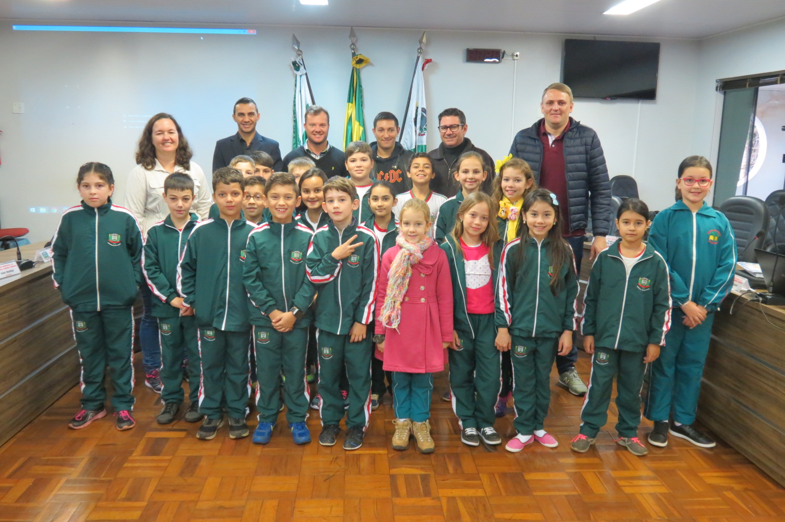 Estudantes da Escola 25 de Março visitam a Câmara de Vereadores