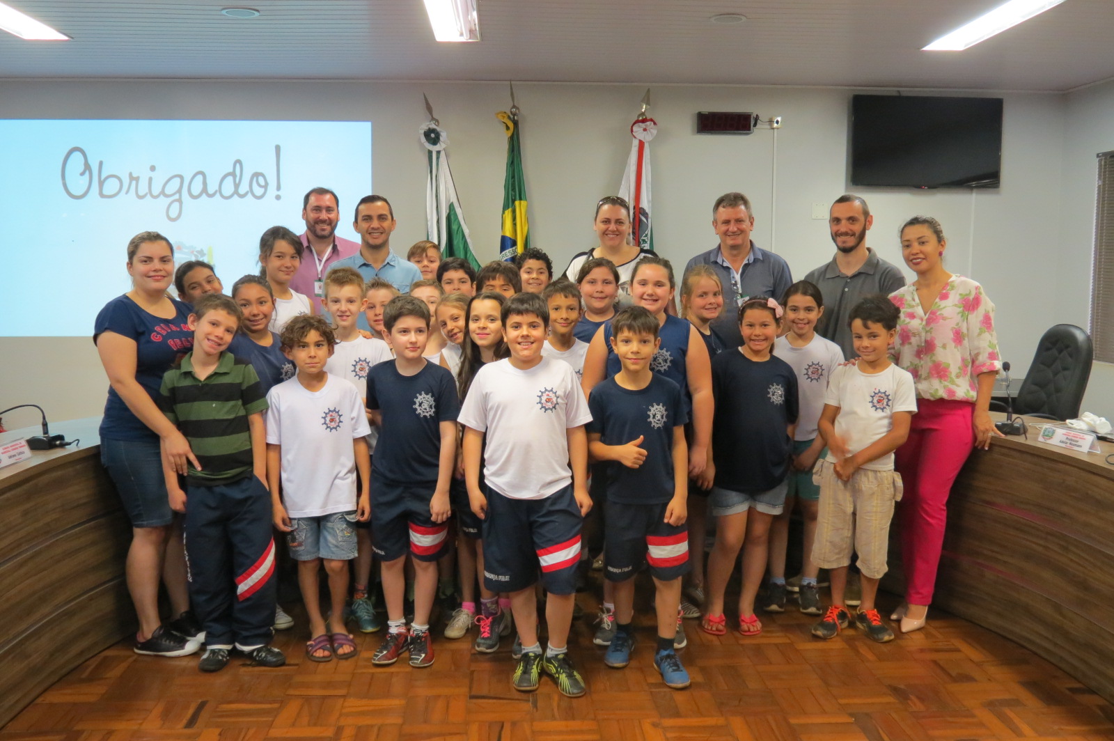 Estudantes da Escola Criança Feliz visitam a Câmara de Vereadores