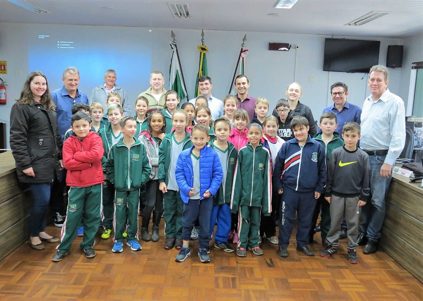 Estudantes da Escola Municipal Bento Munhoz visitam o Poder Legislativo    