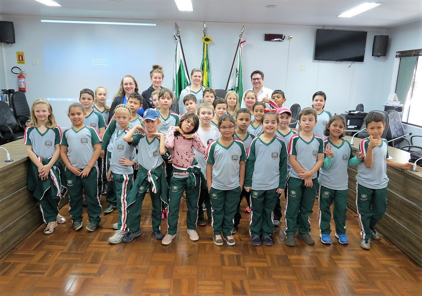 Estudantes da escola de Porto Mendes conhecem a Câmara de Vereadores