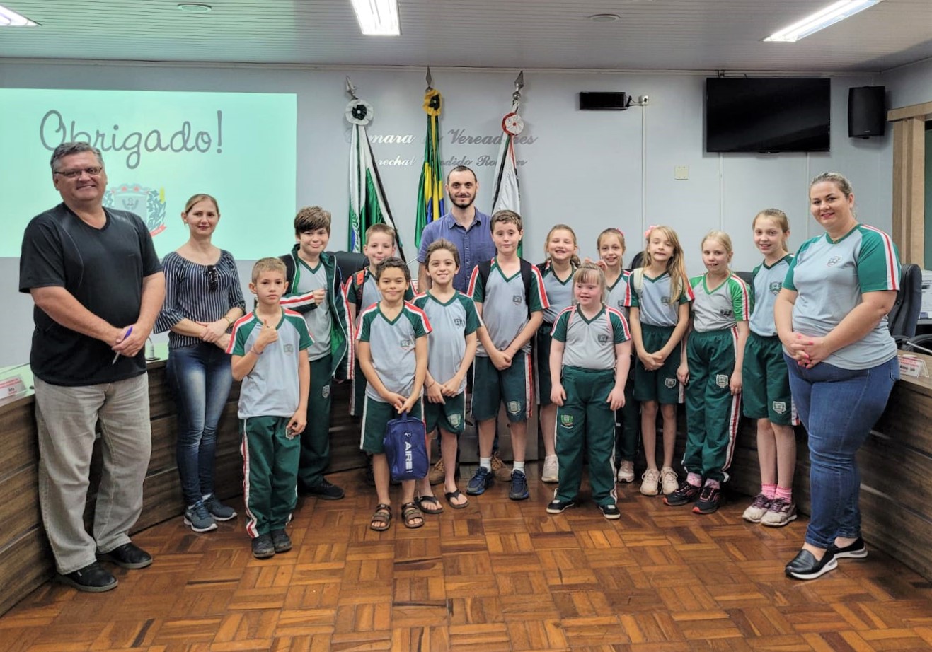 Estudantes visitam a Câmara e pedem melhorias na escola de Vila Curvado