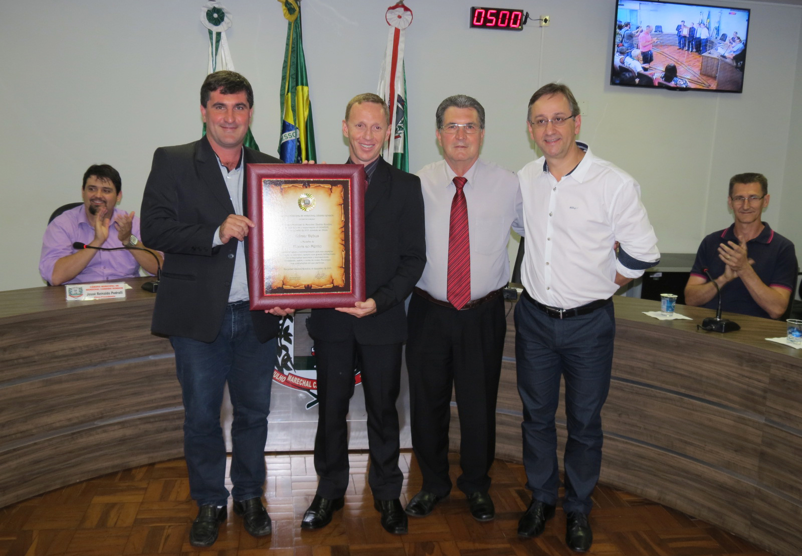 Gilmar Debus é homenageado com Medalha de Honra pela Câmara 