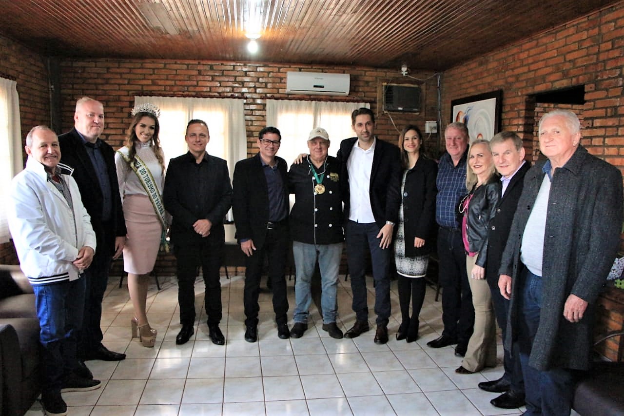 Incomar Riegel recebe Medalha de Honra ao Mérito durante Festa do Boi no Rolete