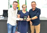 Pioneira Ilga Schneider recebe “Medalha de Honra ao Mérito” do Legislativo rondonense