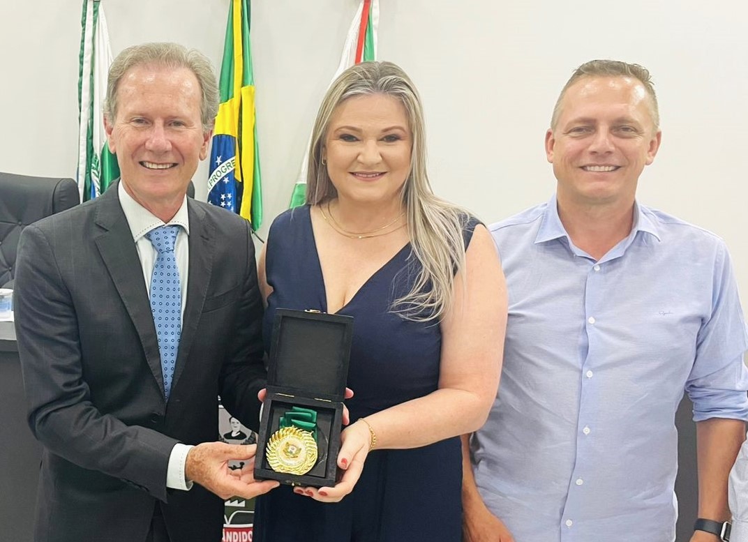 Servidora municipal Lucinei Klein é condecorada pelo Legislativo com “Medalha de Honra ao Mérito”