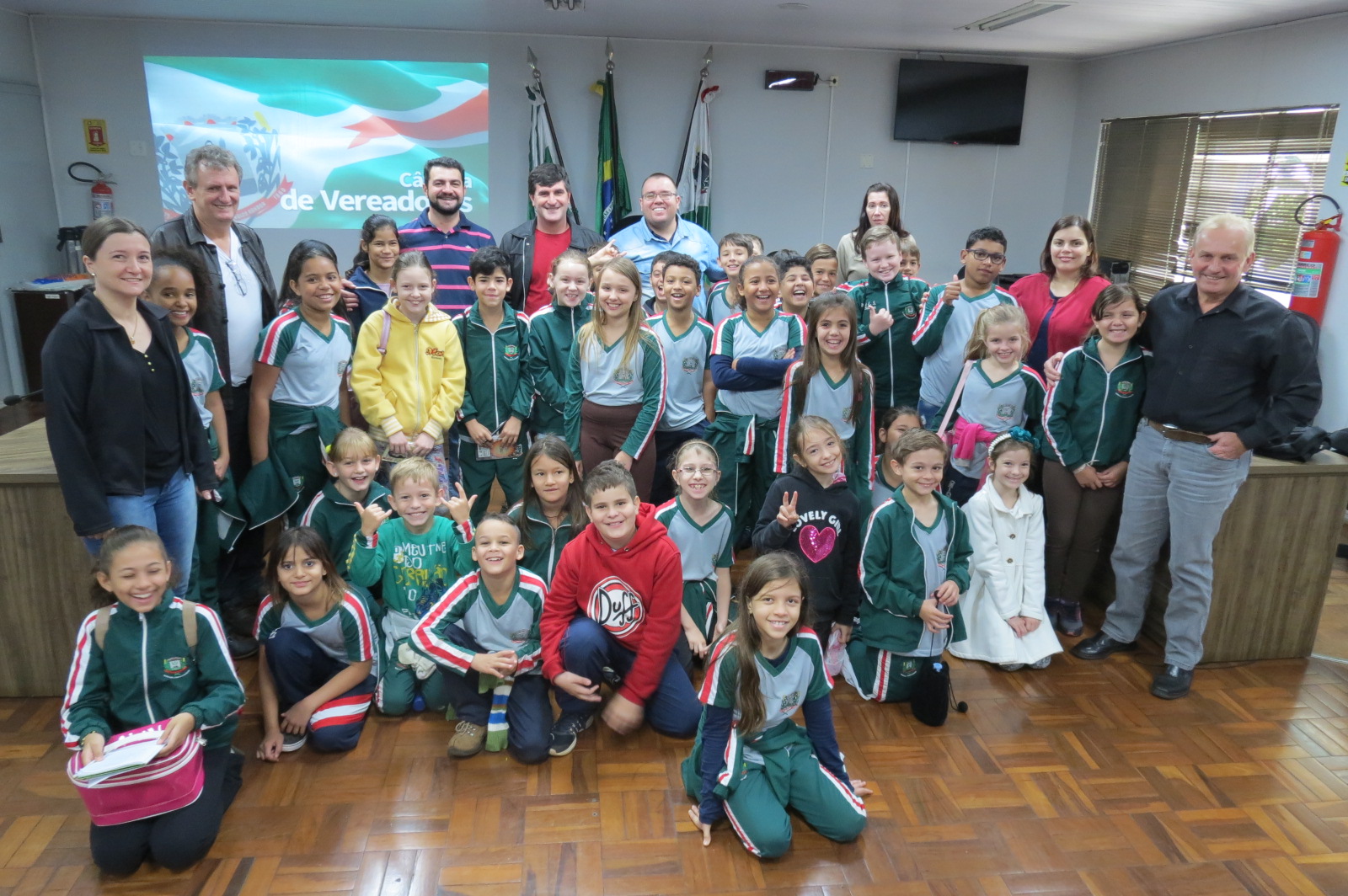 Turmas das Escola Criança Feliz conhecem a Câmara de Vereadores 