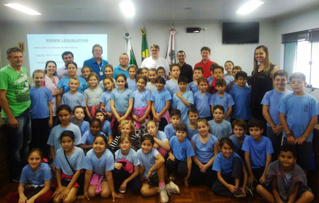 Vereadores recepcionam alunos da Escola Antônio Rockenbach